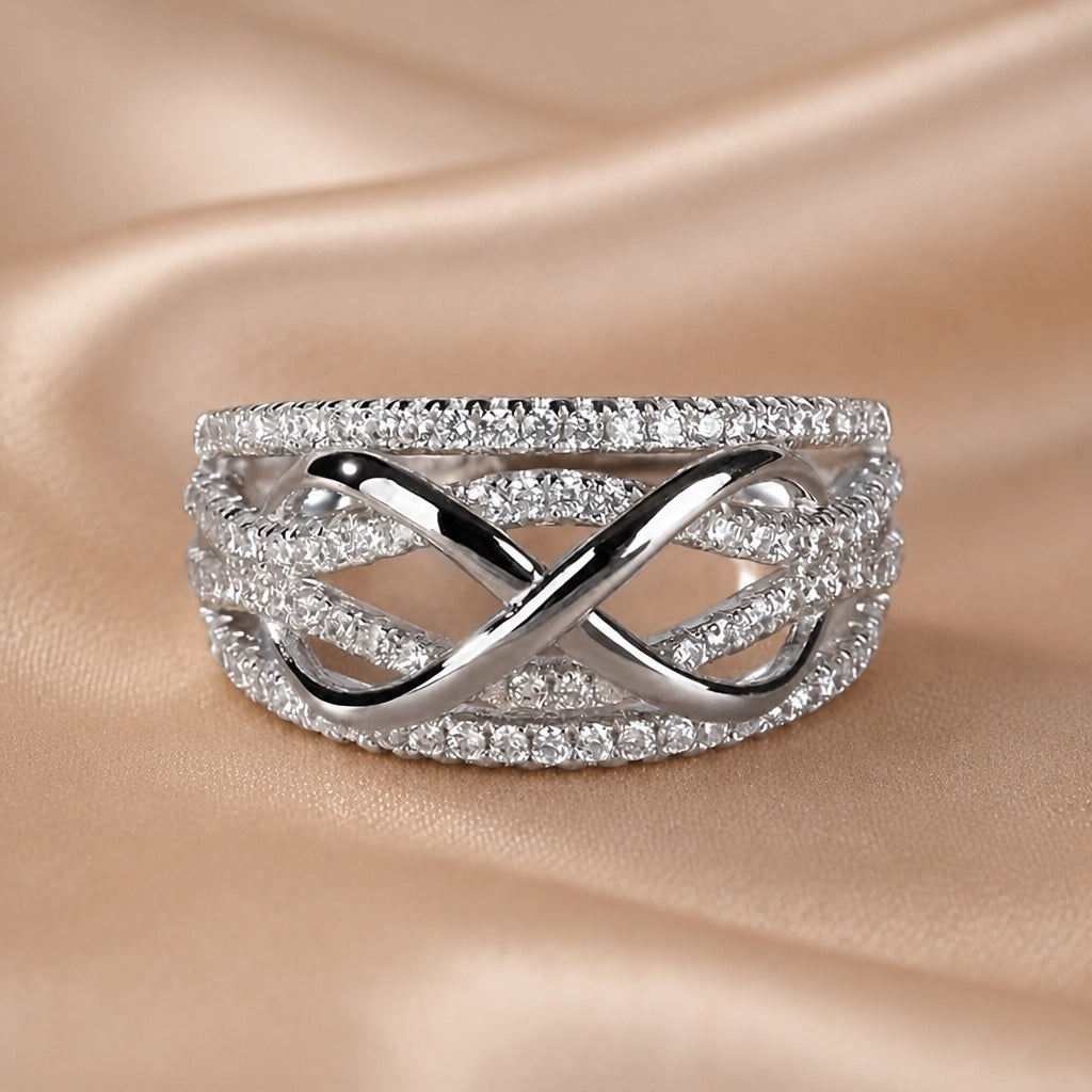 Anillo infinito de circonia incrustada con baño de oro blanco