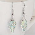 Pendientes minimalistas bohemios con incrustaciones de hoja