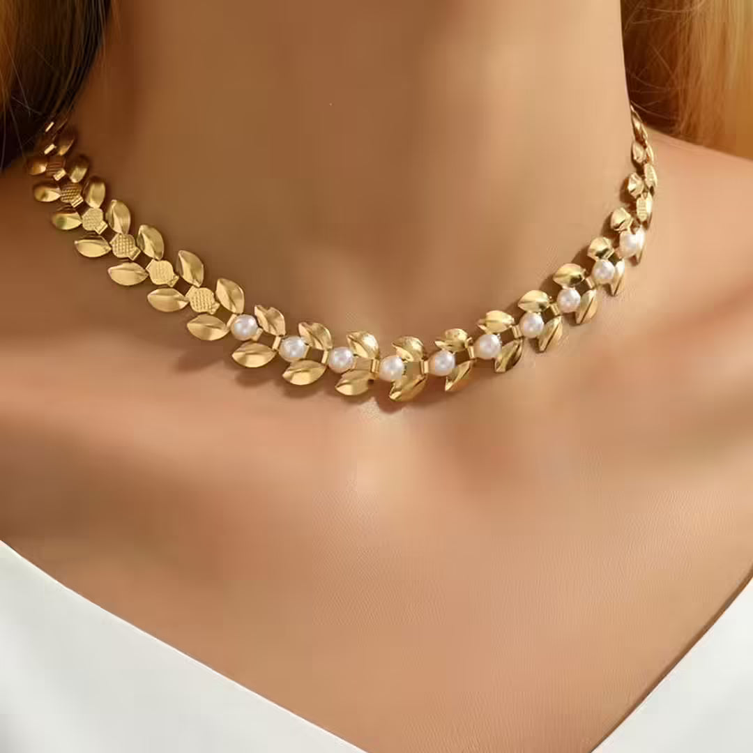 Collar de perlas con eslabones de hoja