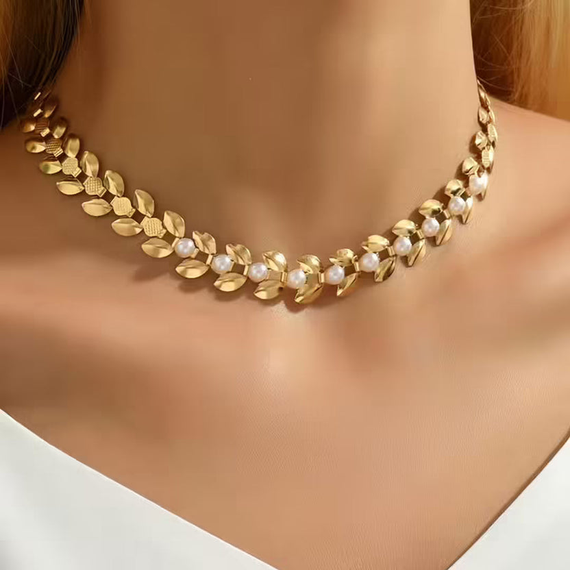 Collar de perlas con eslabones de hoja