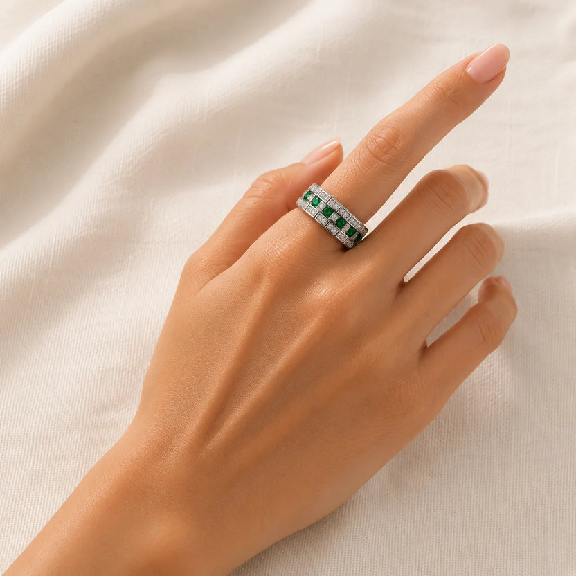 Anillo esmeralda con matriz elegante