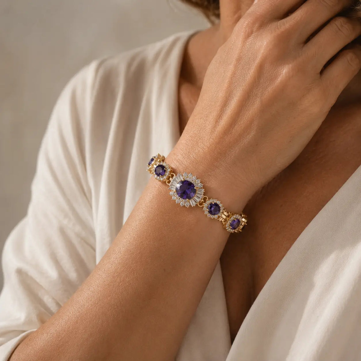 Pulsera de amatista con dije dorado