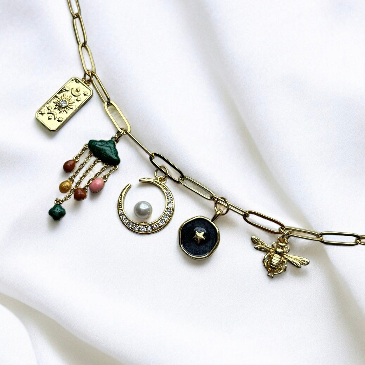 Collar con Dije de Luna (artesanal y edición limitada) — Carmen, Lucía & Rocío