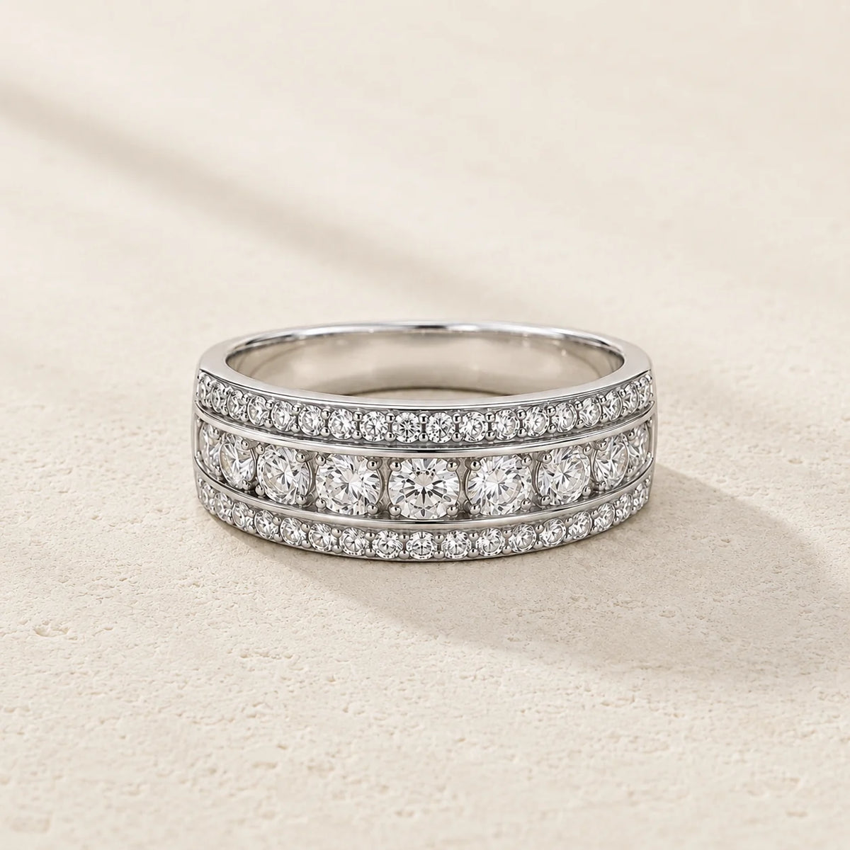 Anillo grueso con circonitas engastadas – imagen 2