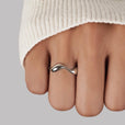 Anillo minimalista ajustable con ondas – imagen 2