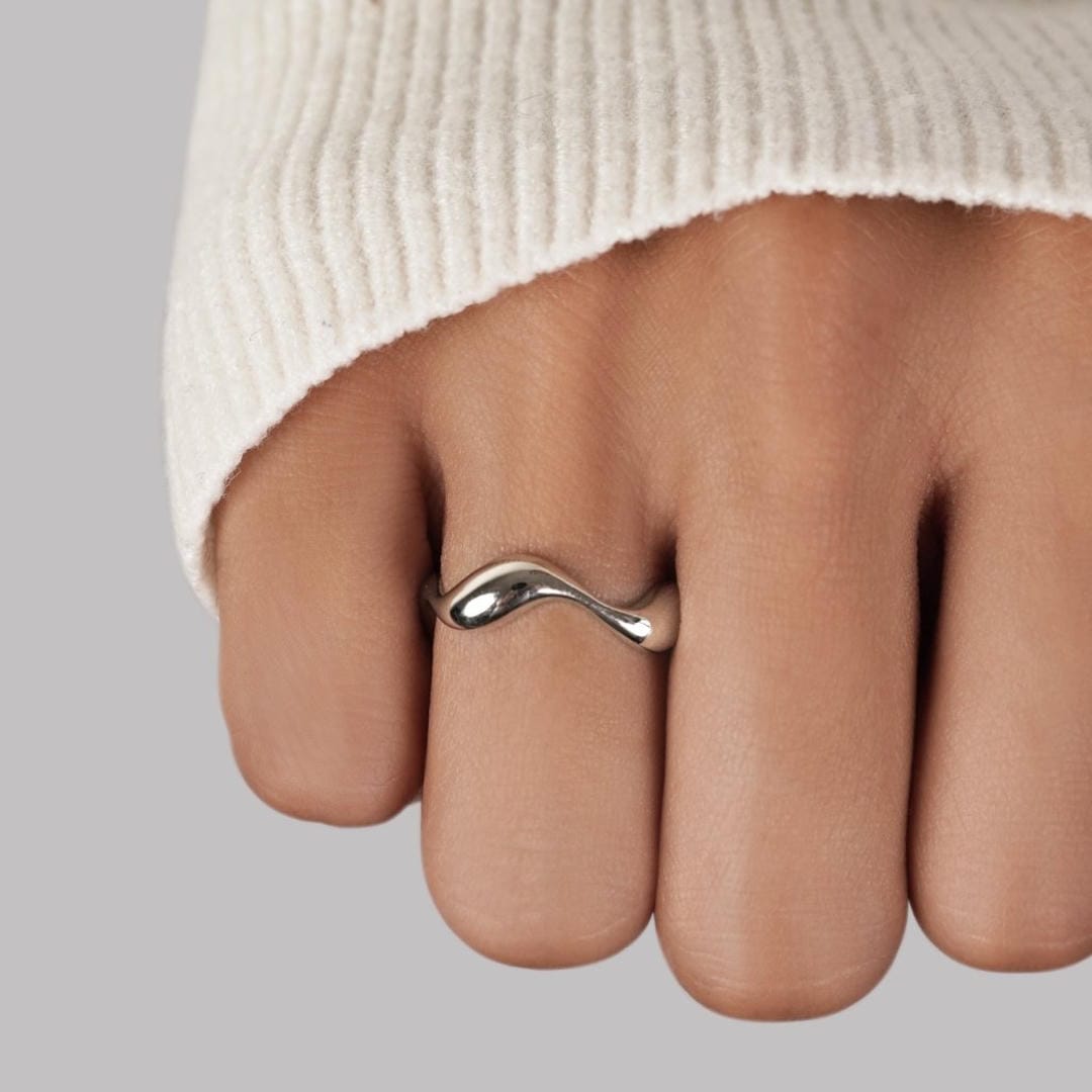 Anillo minimalista ajustable con ondas – imagen 2