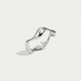 Anillo minimalista ajustable con ondas – imagen 4