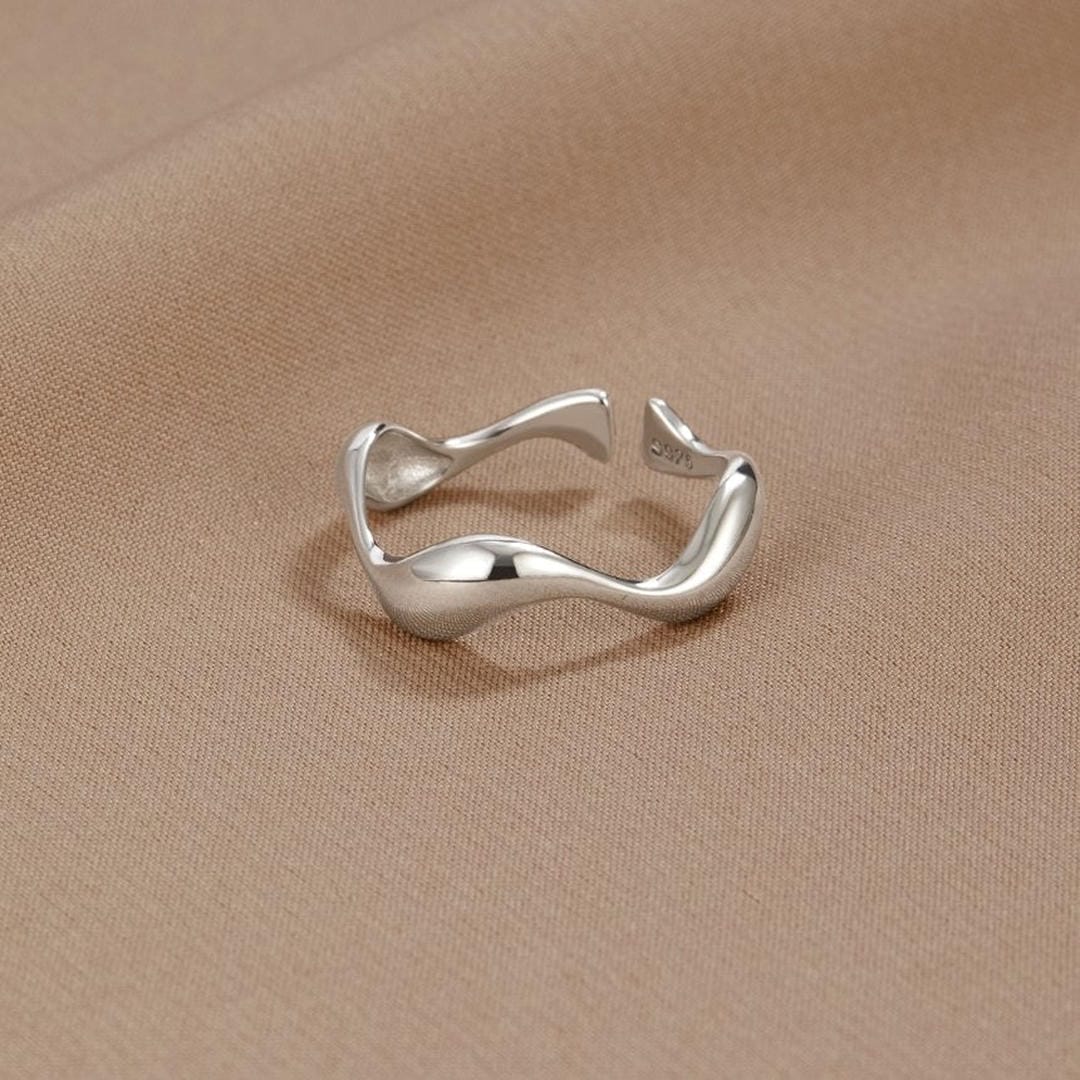 Anillo minimalista ajustable con ondas