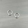 Conjunto de 2 pares de aros minimalistas en plata cepillada — Carmen, Lucía & Rocío