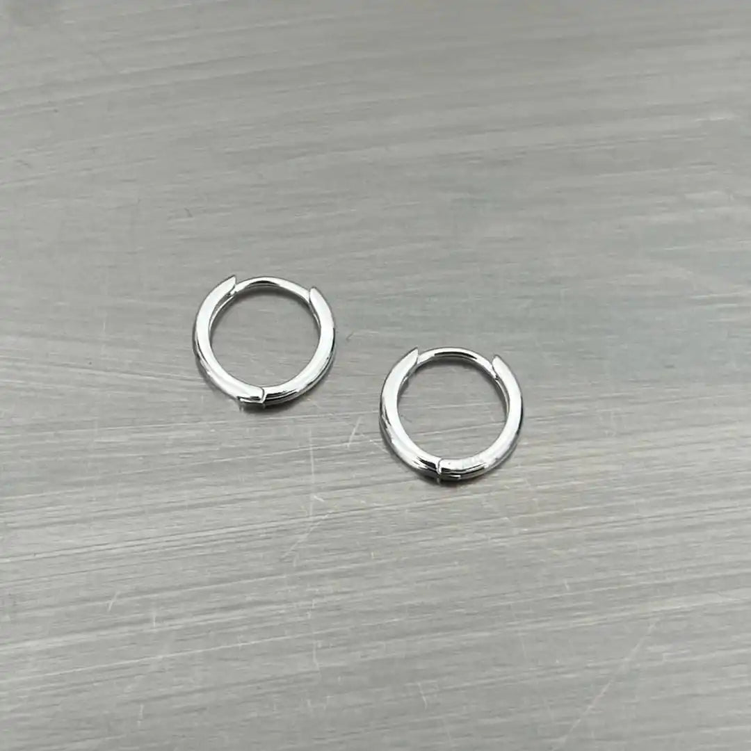 Conjunto de 2 pares de aros minimalistas en plata cepillada — Carmen, Lucía & Rocío