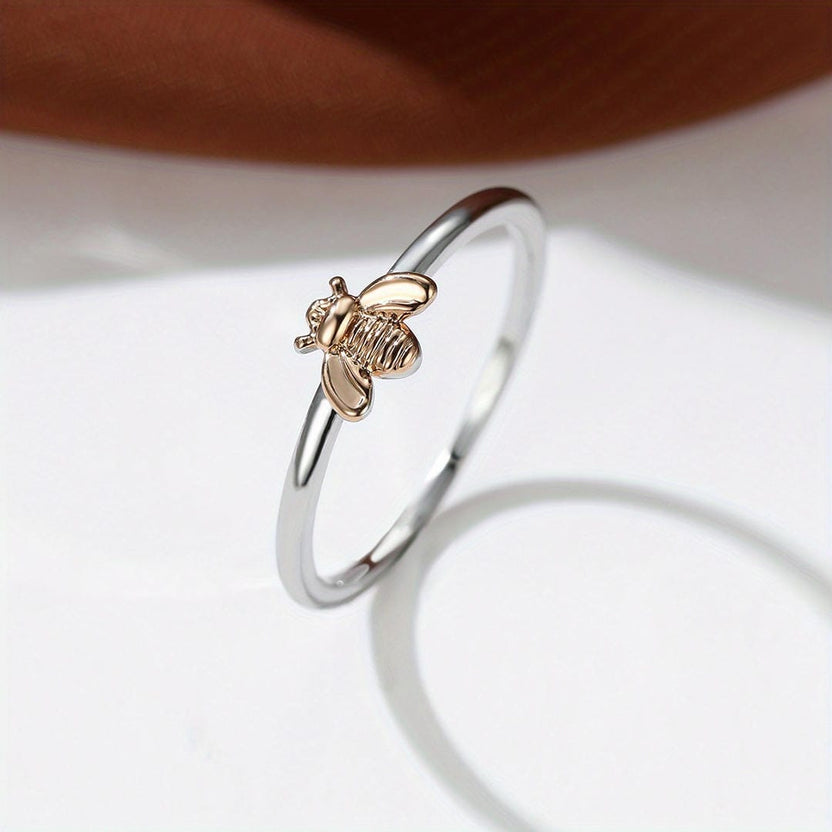 Anillo pequeño dorado con abeja