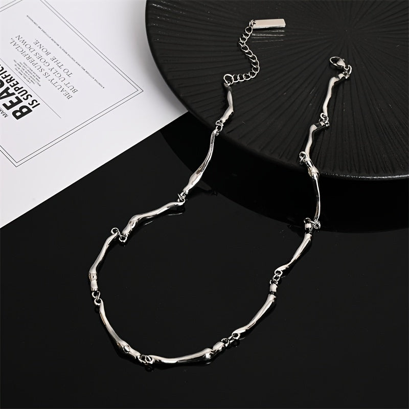 Collar de torsión ondulada en oro blanco – imagen 2