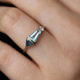 Anillo de cristal talla princesa – imagen 2