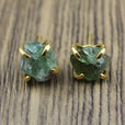 Pendientes irregulares de mineral con garra de cuatro puntas