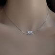 Collar plateado con silueta de gato – imagen 2