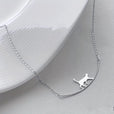 Collar plateado con silueta de gato