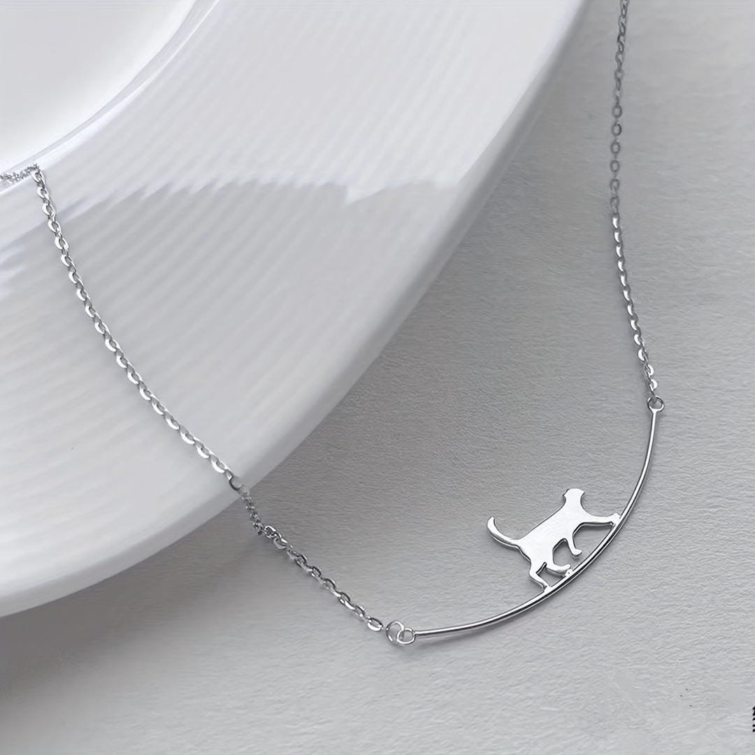 Collar plateado con silueta de gato