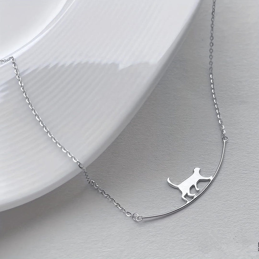 Collar plateado con silueta de gato