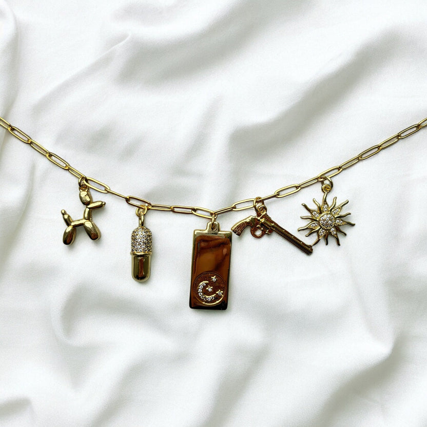 Collar Stella con dijes (artesanal y edición limitada) — Carmen, Lucía & Rocío