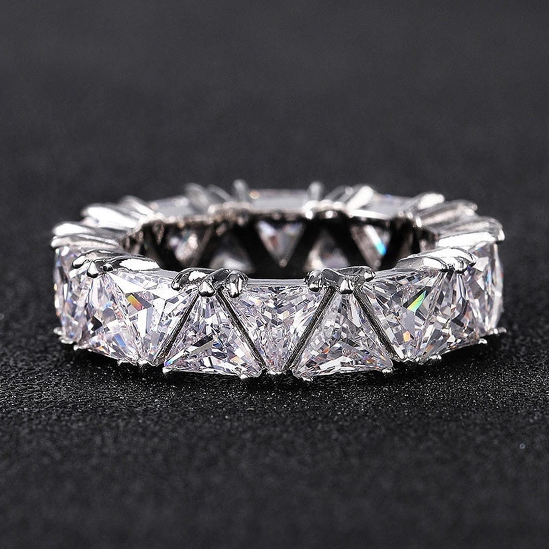 Anillo vintage con piedra triangular