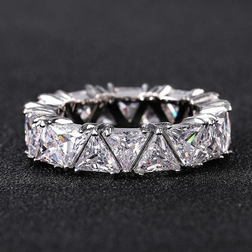 Anillo vintage con piedra triangular