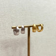 Pendientes huggie anchos con acabado cepillado – imagen 2