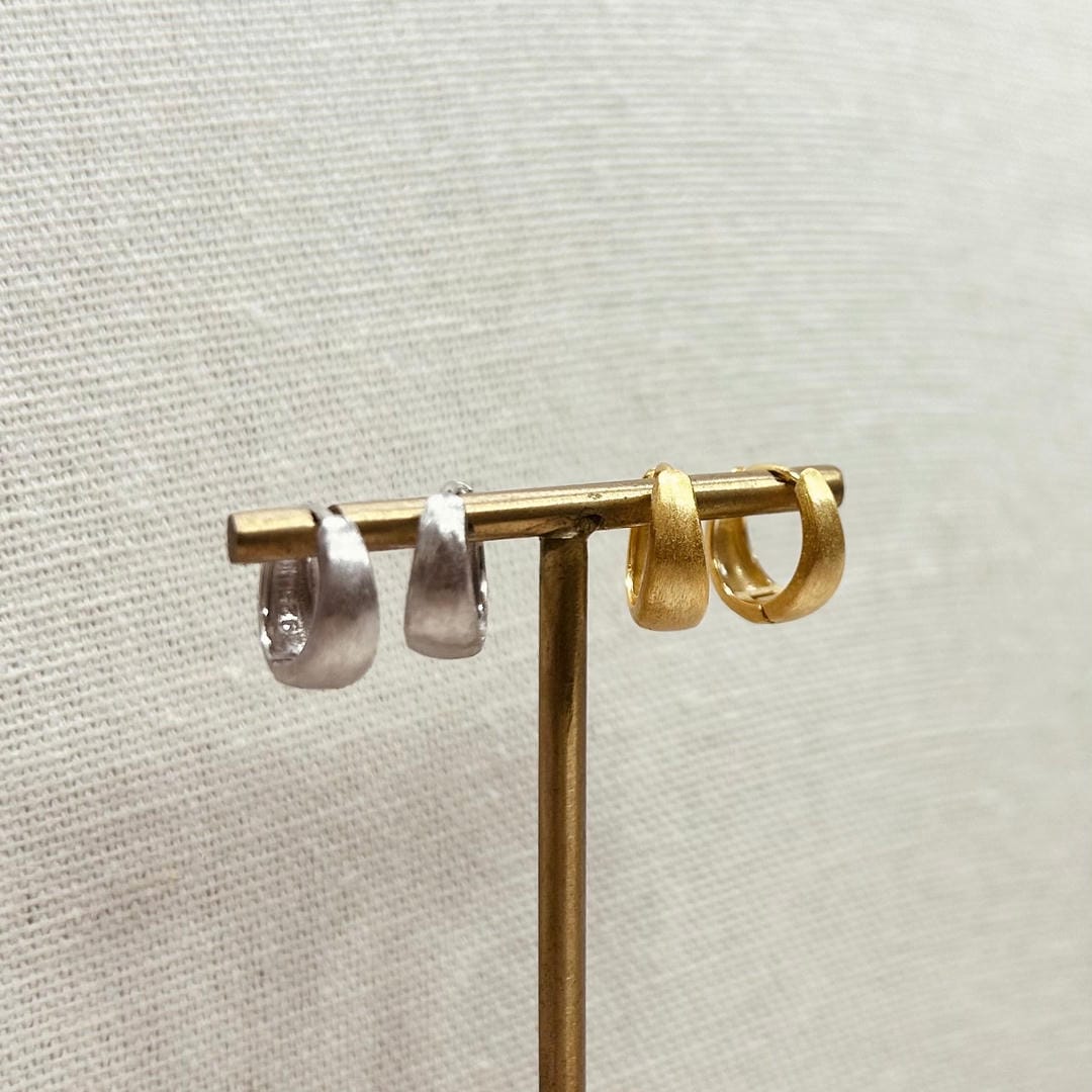 Pendientes huggie anchos con acabado cepillado – imagen 2