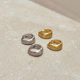 Pendientes huggie anchos con acabado cepillado