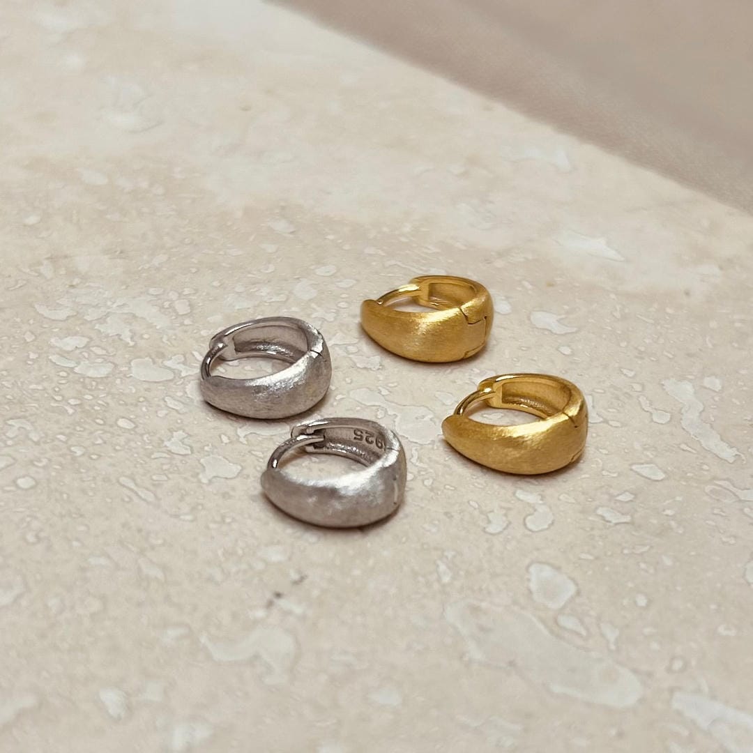 Pendientes huggie anchos con acabado cepillado