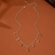 Collar atemporal dorado con colgante en forma de lágrima – imagen 2