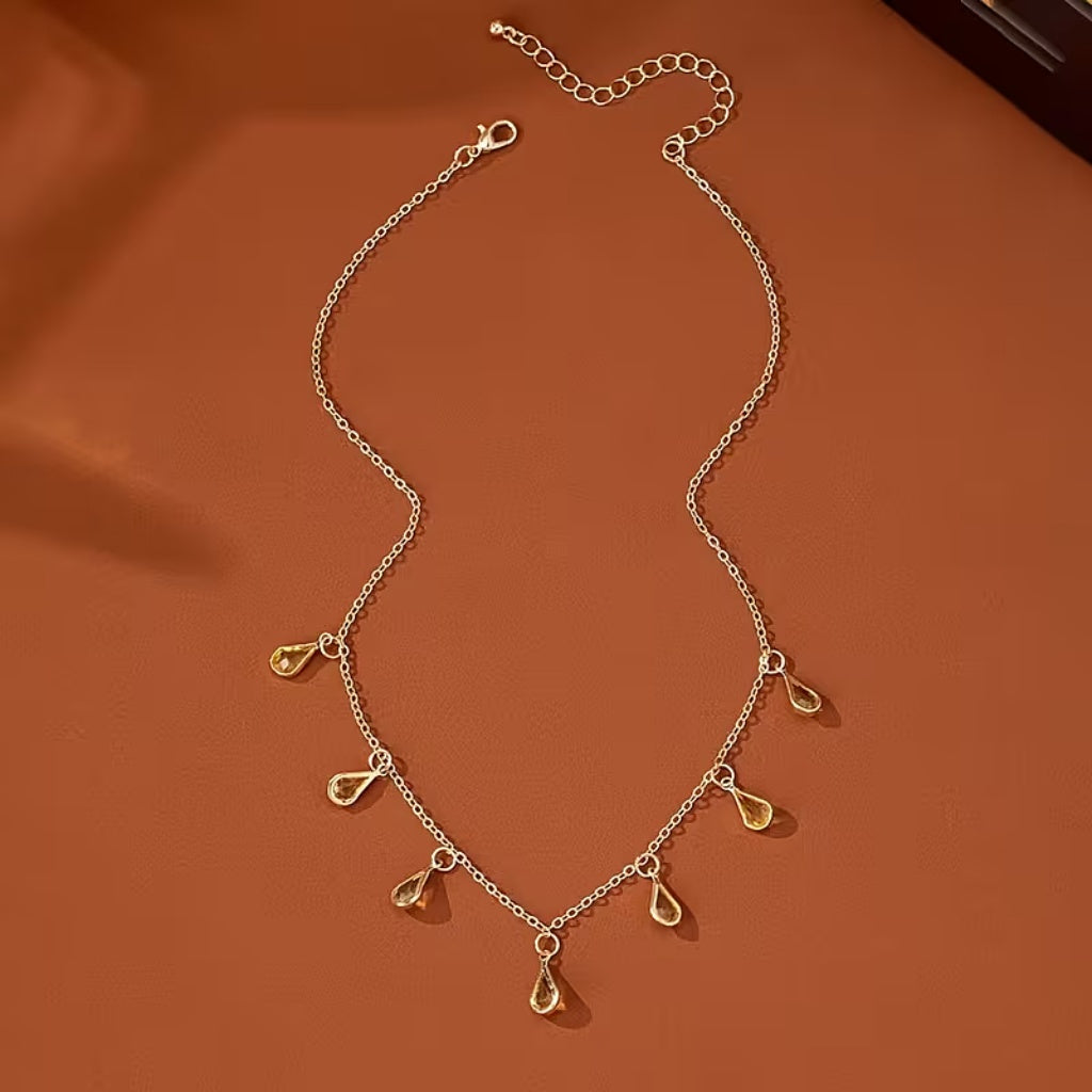 Collar atemporal dorado con colgante en forma de lágrima – imagen 2