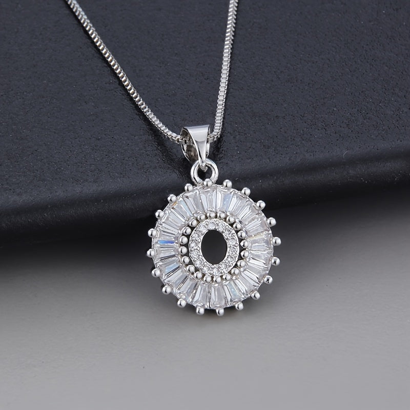 Collar con inicial de circonita en oro blanco – imagen 15
