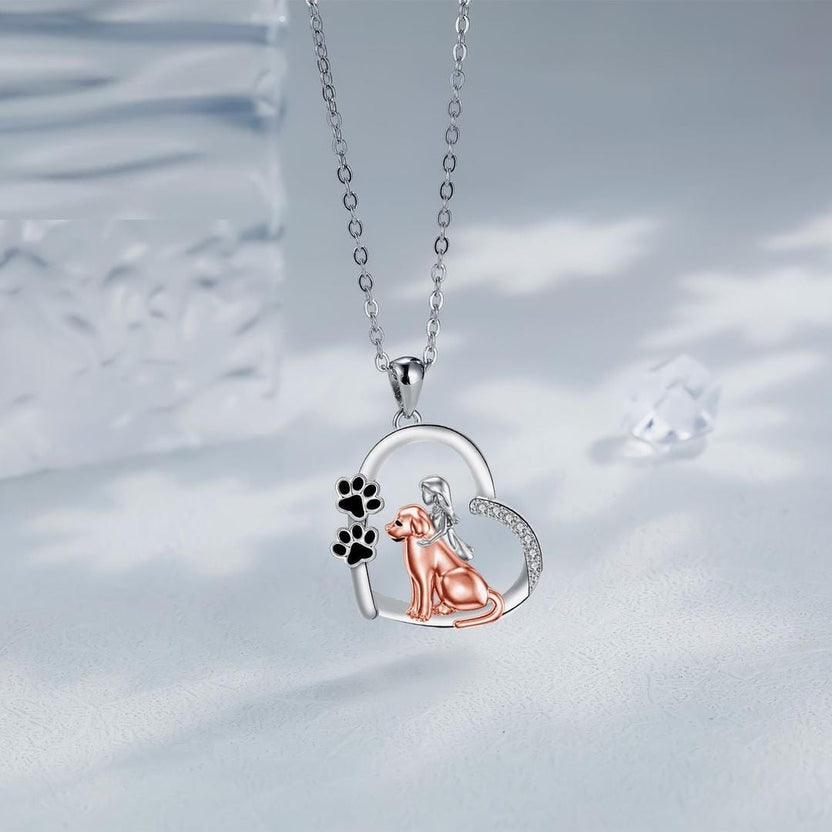 Collar de corazón con perro y niña