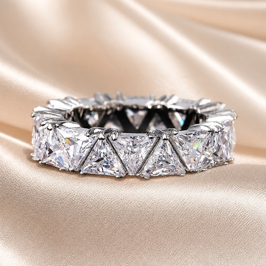 Anillo de oro blanco con circonita triangular