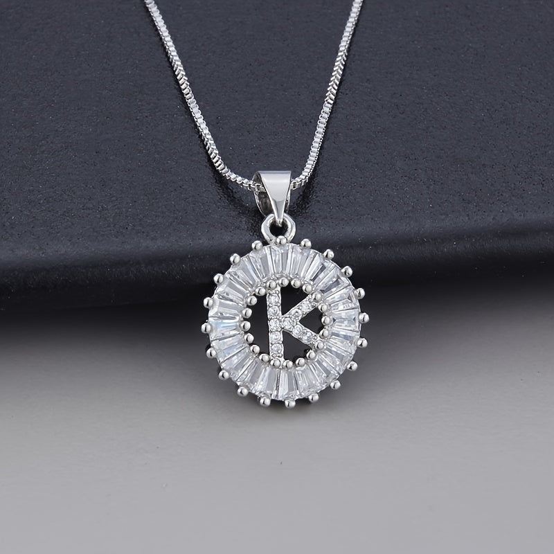 Collar con inicial de circonita en oro blanco – imagen 11