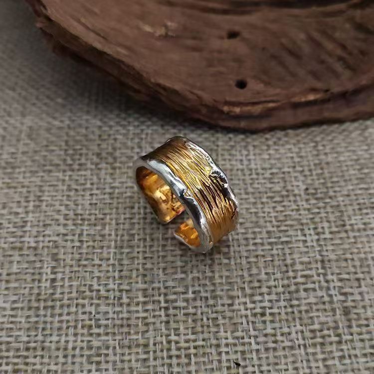Anillo martillado de plata y oro
