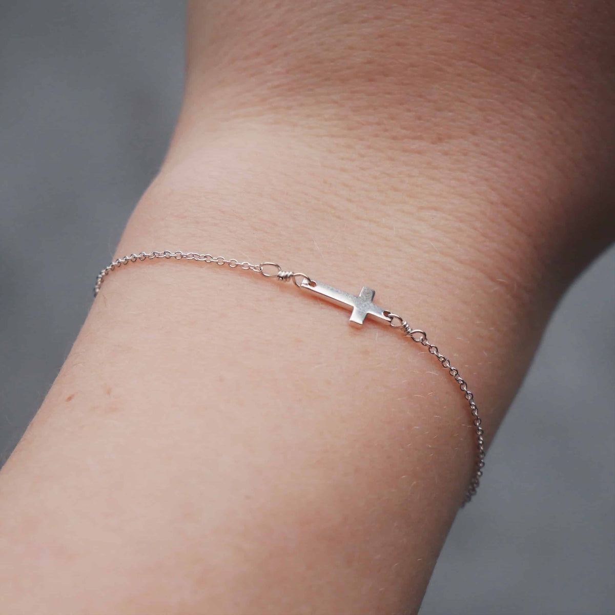 Pulsera sencilla con cruz – imagen 2