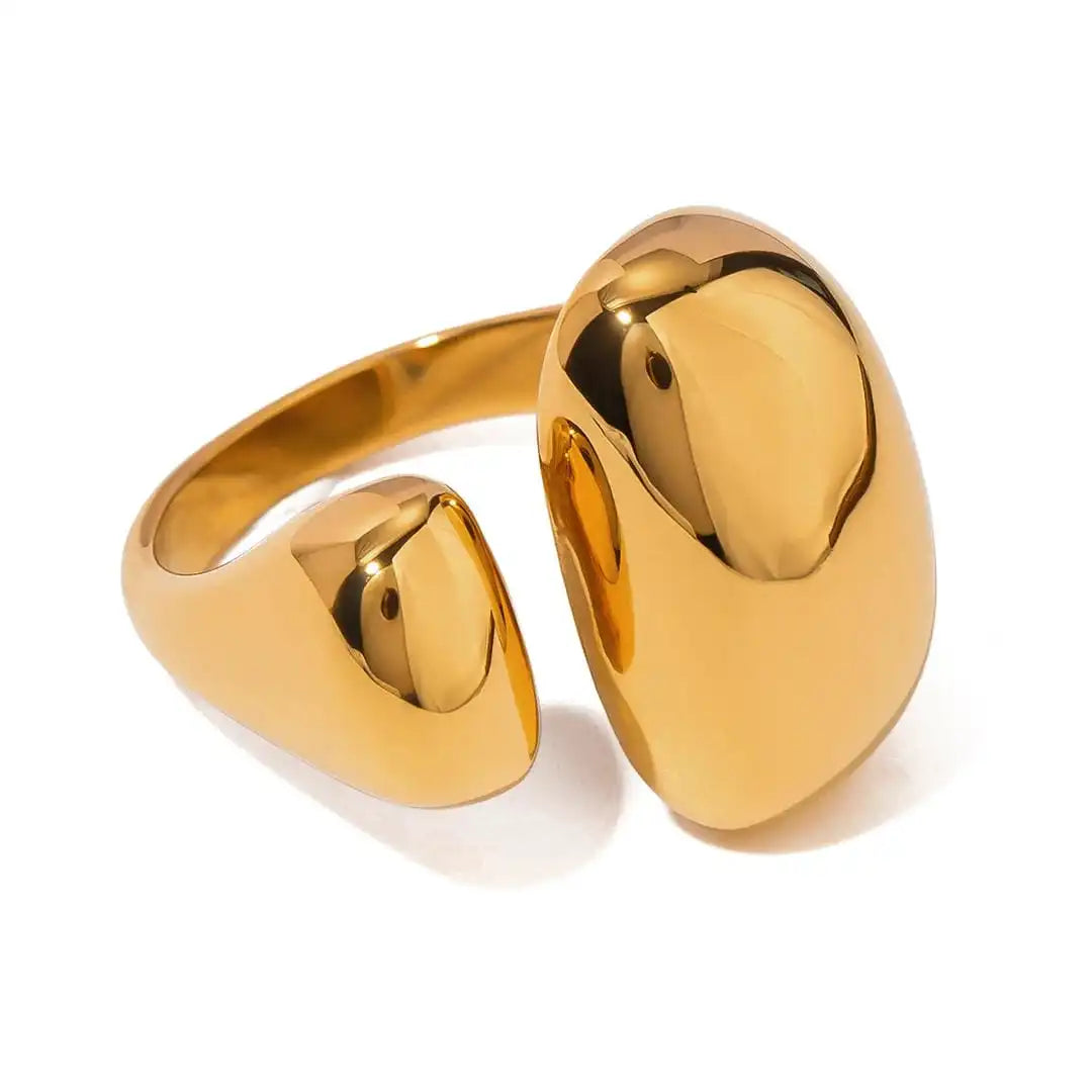 Anillo minimalista dorado de línea fluida – imagen 3