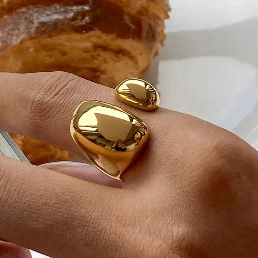 Anillo minimalista dorado de línea fluida