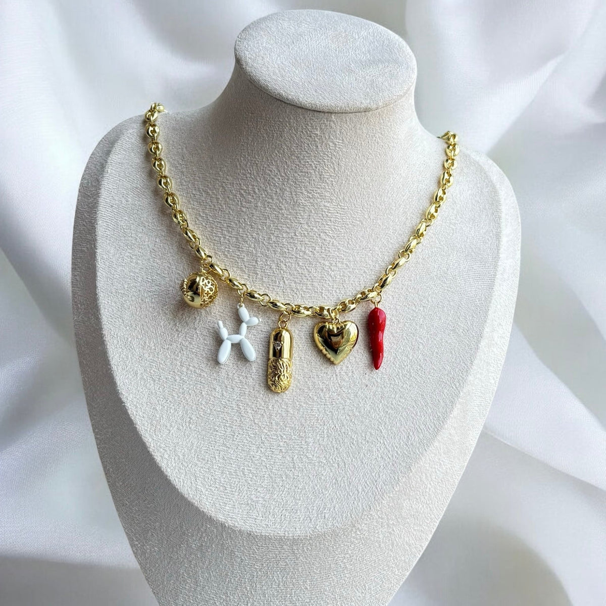 Collar de dijes Playful (artesanal y edición limitada) – imagen 3