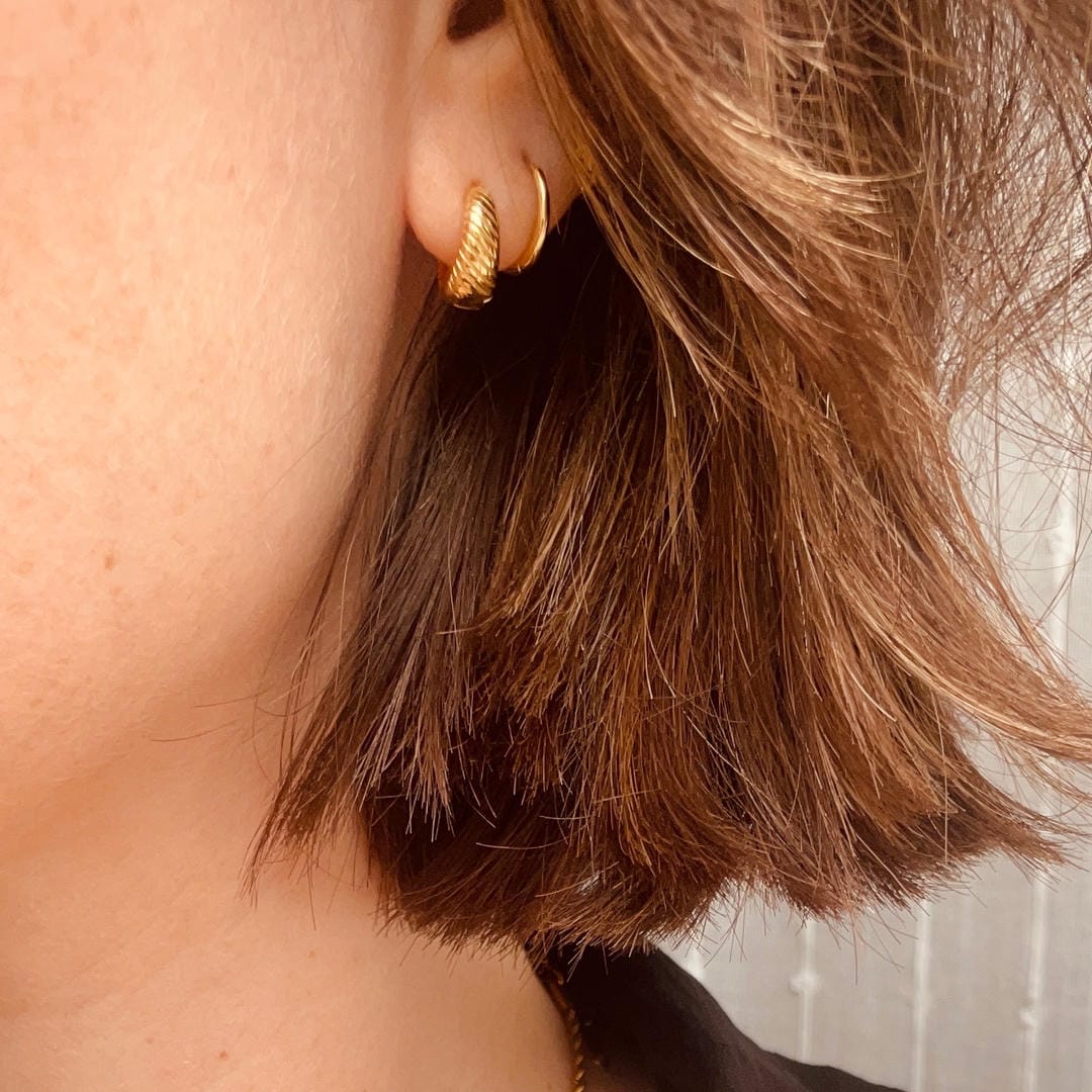 Pendientes huggie dorados esenciales – imagen 3