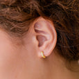 Pendientes huggie gruesos con pavé radiante – imagen 5