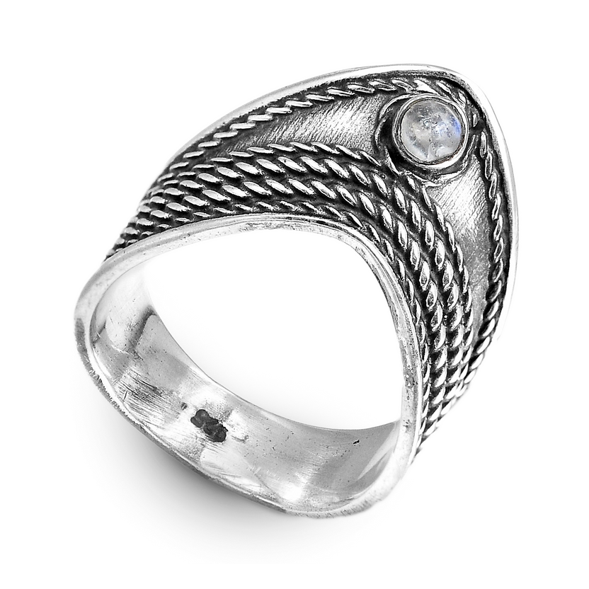 Anillo de plata en chevron con piedra lunar