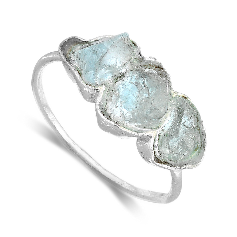 Anillo de tres piedras de aguamarina en bruto