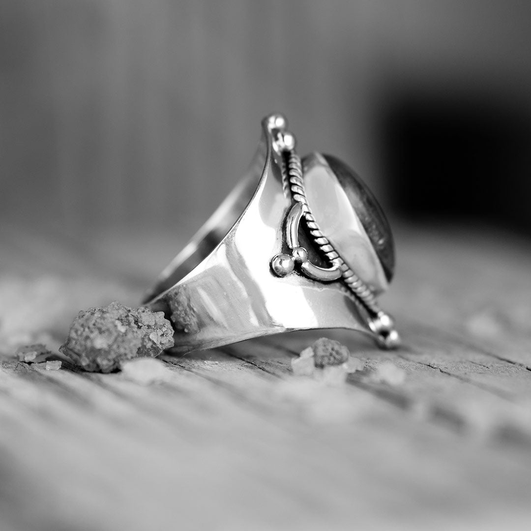 Anillo de plata con labradorita en gota – imagen 2