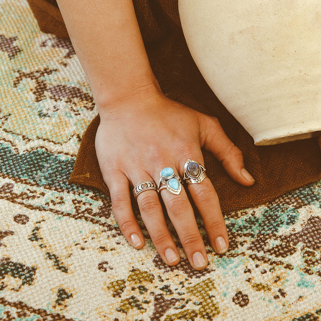 Anillo bohemio de larimar y concha – imagen 2