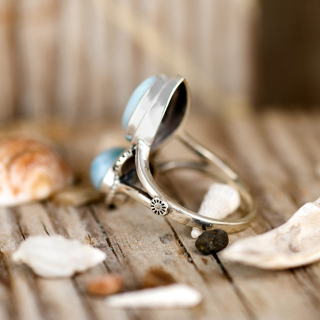 Anillo bohemio de larimar y concha – imagen 3