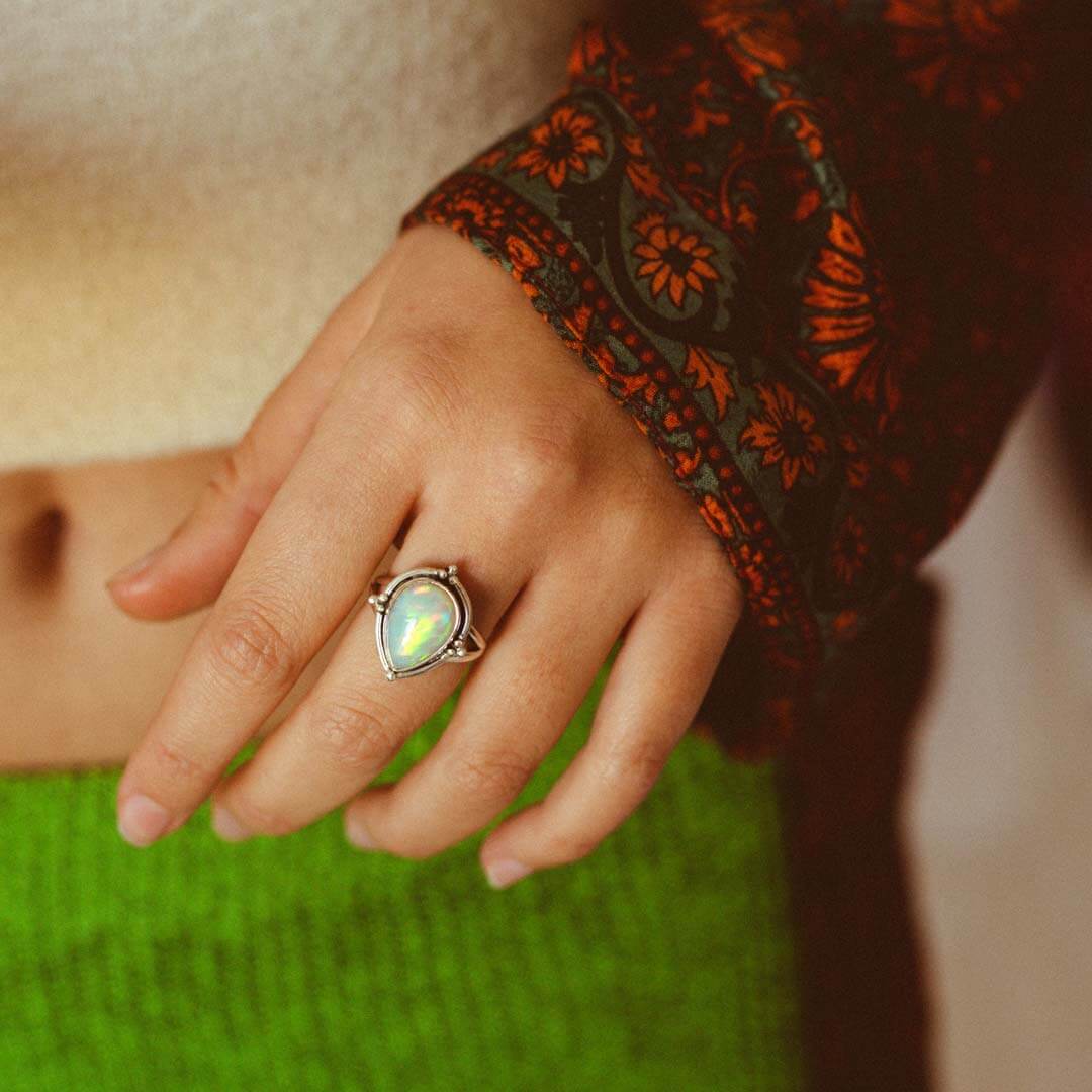 Anillo de plata con ópalo en forma de gota – imagen 2