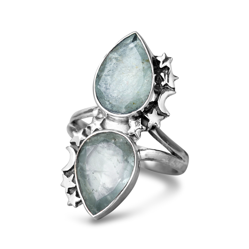 Anillo de aguamarina en forma de gota con estrellas y luna