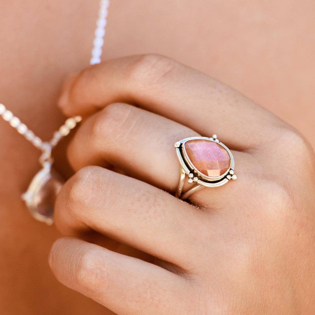 Anillo de piedra de luna melocotón en forma de lágrima – imagen 2